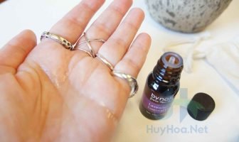 Tác dụng làm đẹp độc đáo của tinh dầu hoa oải hương Tinh dầu hoa oải hương có tác dụng dưỡng trắng, làm mềm da, giảm sưng viêm và trị mụn trứng cá