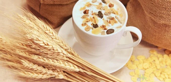 Yến mạch: Tất tần tật các thông tin về cách sử dụng, thực đơn, giá bán. 2 Yến mạch kết hợp sữa tươi hoặc sữa chua, trái cây và chút mật ong là bữa sáng giàu dinh dưỡng