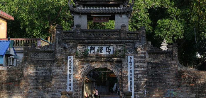 Uoc Le Pork Pies - a Famous Ancient Trade Village in Hanoi 2 The gate of Uoc Le village