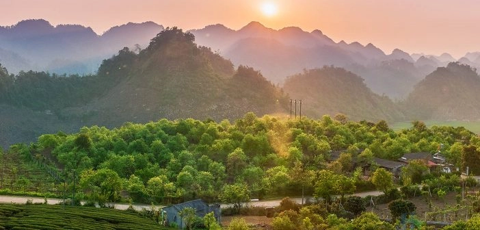 Những hình ảnh đẹp về làng quê việt nam chất lượng 4K 10 Bình minh trên một xóm thuộc xã Tân Lập, Mộc Châu, Sơn La