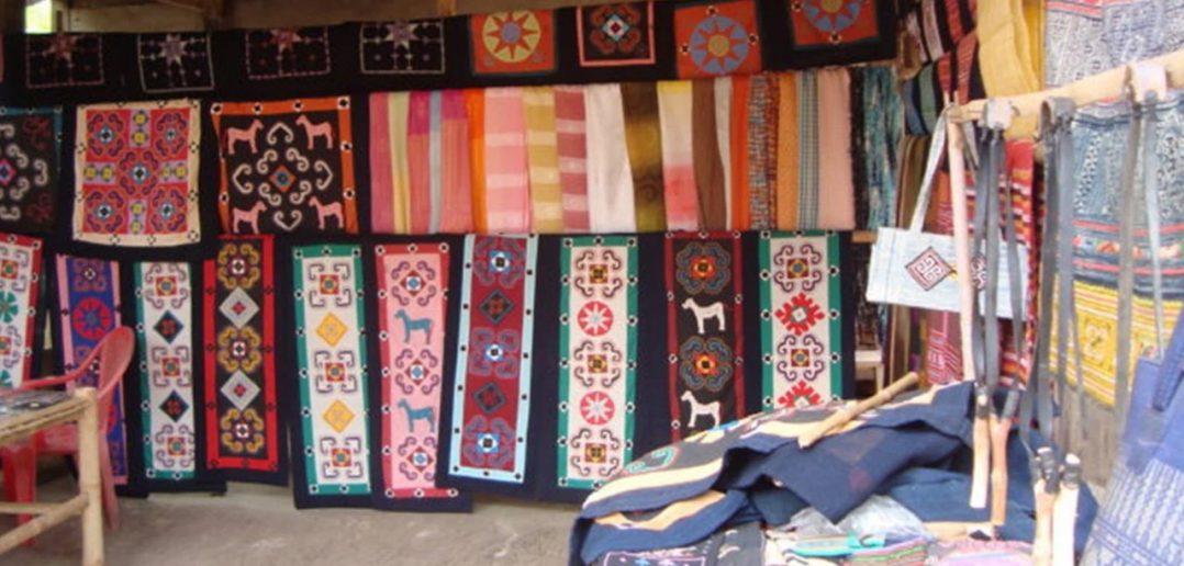 Brocade weaving products of the H're people in Teng village