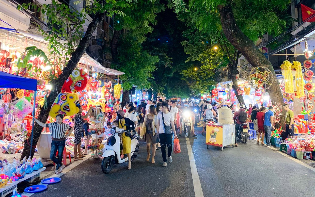 Mid-Autumn Festival atmosphere in Hang Ma street