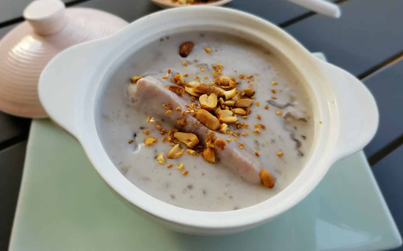 Banana with Sago Pearls and Coconut Milk Sweet Soup