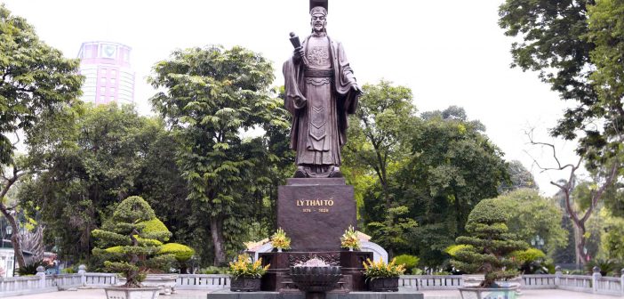 King Ly Thai To statue is in front of Hoan Kiem lake