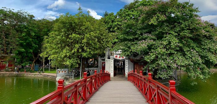 Hoan Kiem Lake - The Pearl of Hanoi Capital 2 The Huc Bridge - The way come to Ngoc Son temple