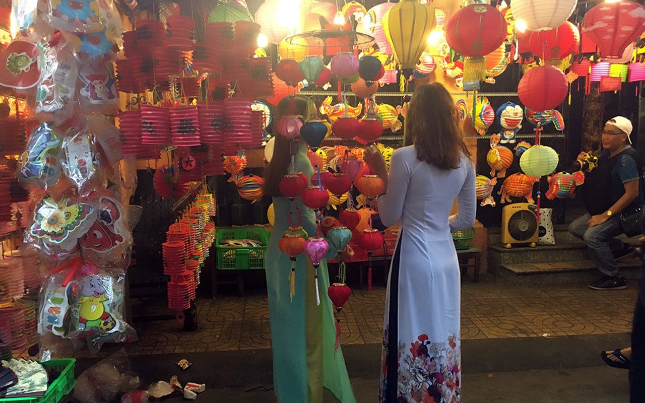 You can easily find lantern shops in Hoi An or Hanoi Old Quarter
